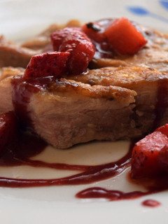 Una foto de Secreto ibérico con Salsa de fresas y vino