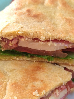 Una foto de Piadinas con rúcula, tomate, jamón y queso