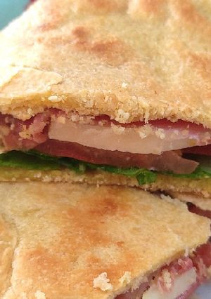 Una foto de Piadinas con rúcula, tomate, jamón y queso