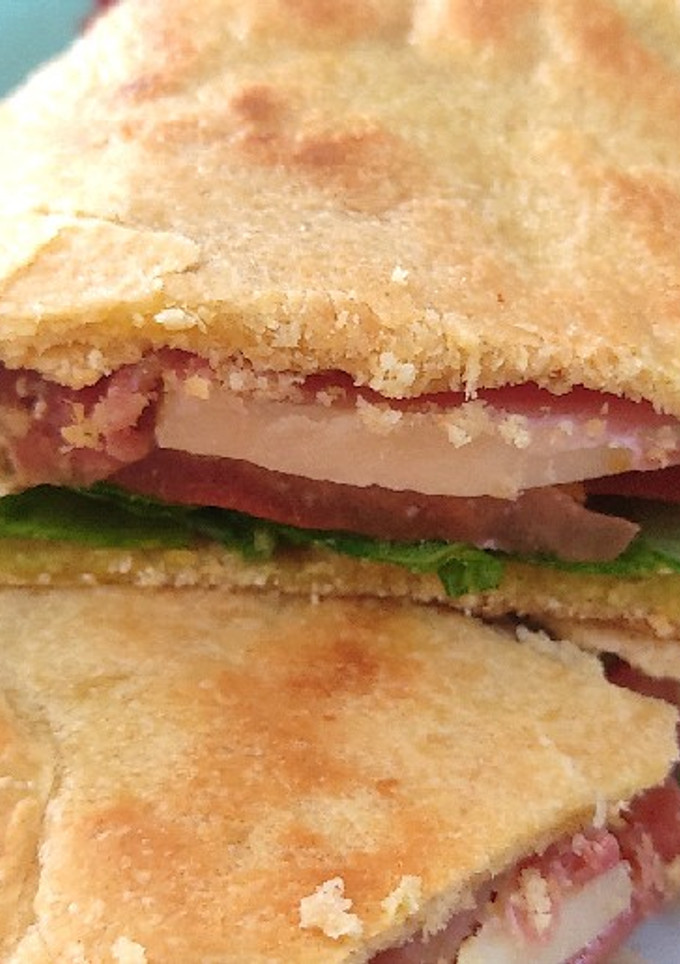 Una foto de Piadinas con rúcula, tomate, jamón y queso