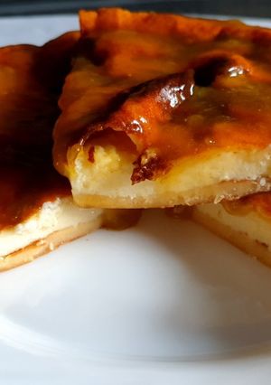 Una foto de Tarta de queso y mermelada de ciruela