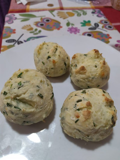 Una foto de Pancitos de queso y ciboulette 🧀