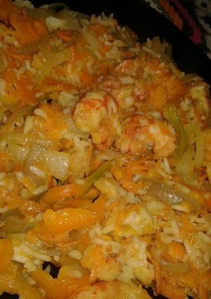 Una foto de Arroz con camarones y verduras