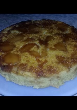 Una foto de Torta invertida de manzana, vegana
