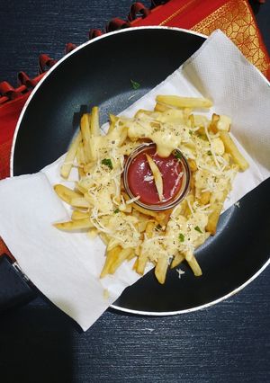 फ्रेंच फ्राइज विद चीज़ सॉस (French Fries with Cheese sauce recipe in Hindi) रेसिपी मुख्य फोटो