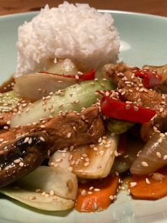 Una foto de Pack choi con pollo, verduras y cacahuetes