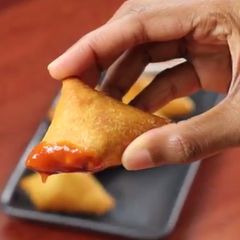 A picture of Bread samosa.