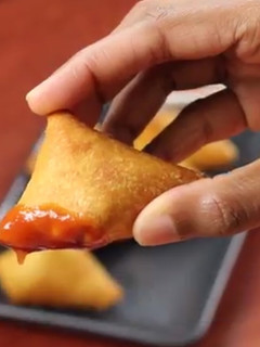 A picture of Bread samosa.