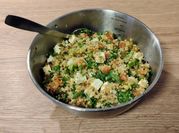 Una foto de ensalada tibia de quinoa