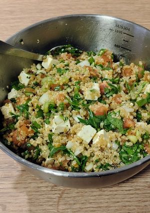 Una foto de Ensalada tibia de quinoa a las especias japonesas