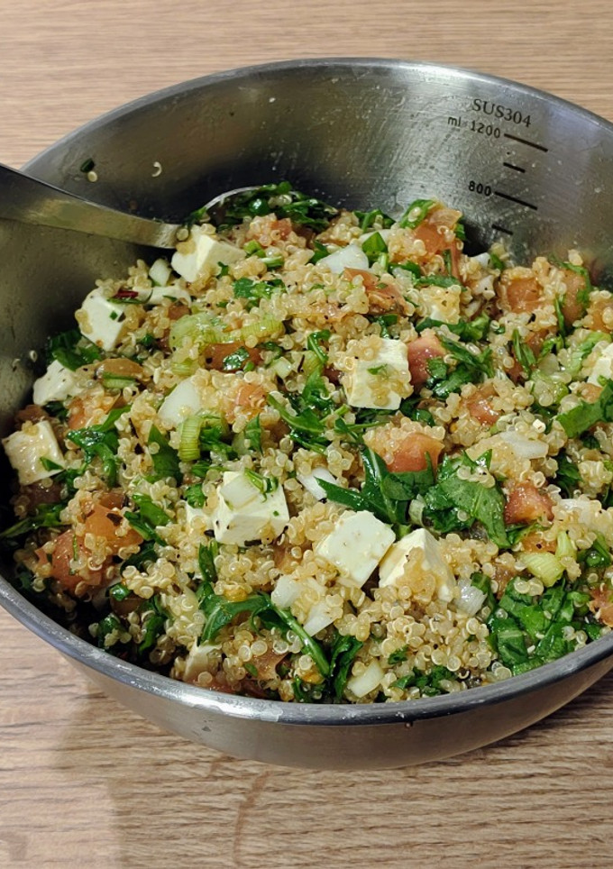 Una foto de Ensalada tibia de quinoa a las especias japonesas