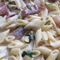 A picture of Penne au speck.