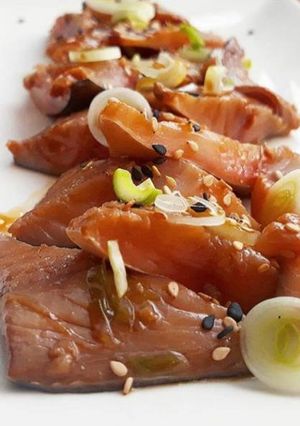 Una foto de Caballa marinada con ponzu y ajos tiernos