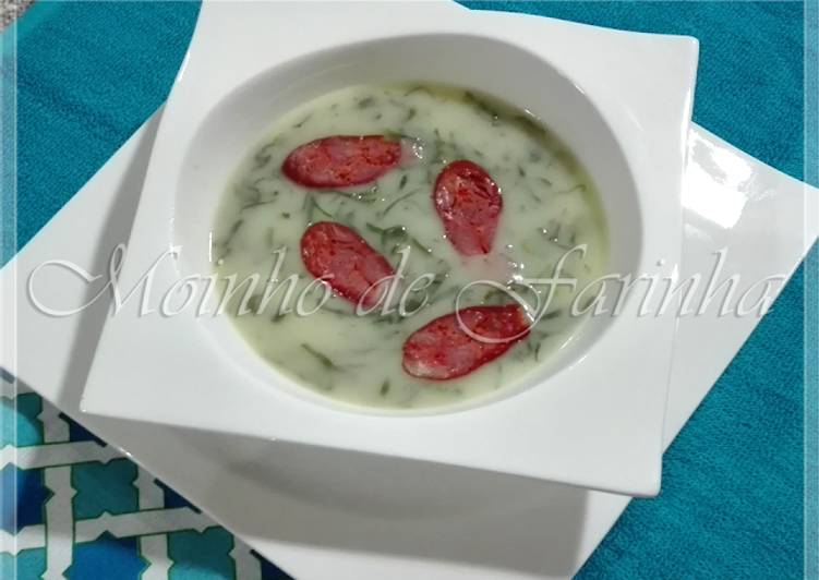 Caldo verde com chouriço de cerveja