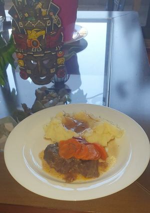 Una foto de Carne Mechada con Puré