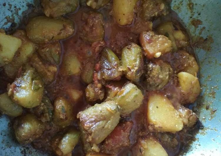 Fresh Potato parwal curry (aloo potoler dalna)