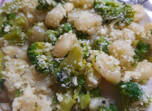 Una foto de Ñoquis de semolin (sin huevo) con brócoli