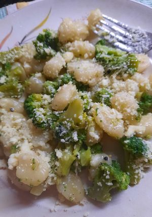 Una foto de Ñoquis de semolin (sin huevo) con brócoli