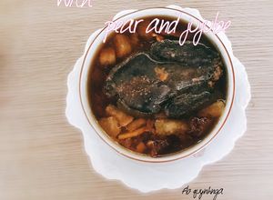 Hình của món Gà ác tiềm quả lê và táo đỏ (Black chicken stew with pear and jujube).