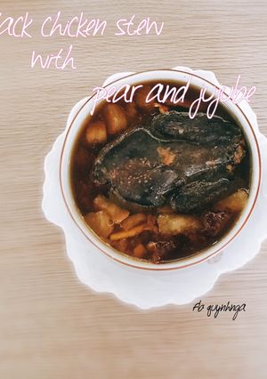 Hình của món Gà ác tiềm quả lê và táo đỏ (Black chicken stew with pear and jujube).