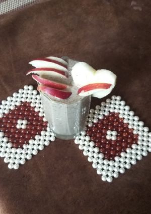 A picture of Apple smoothie.