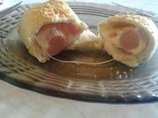 Una foto de panchos de jamón y queso