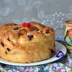 Una foto de Pan casero relleno con pasas de uva y dulce de batata🧉
