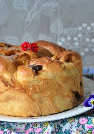Una foto de Pan casero relleno con pasas de uva y dulce de batata🧉