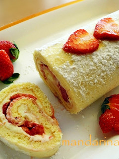 Una foto de Brazo de gitano con fresas y mascarpone