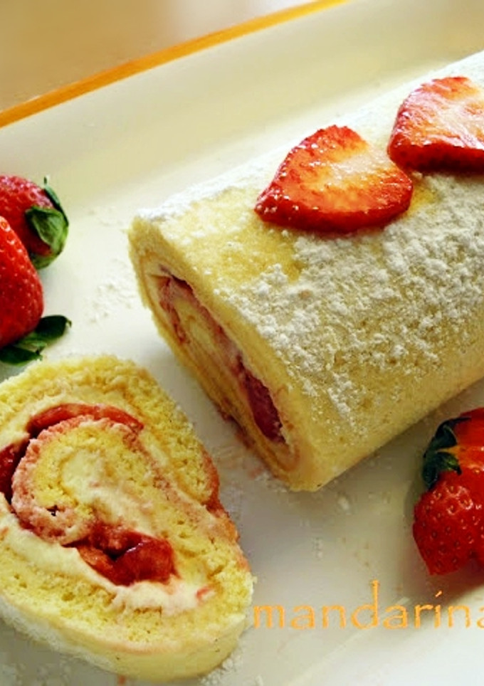 Una foto de Brazo de gitano con fresas y mascarpone