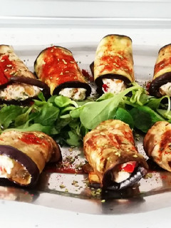 Una foto de Rulo de berenjena con queso crema