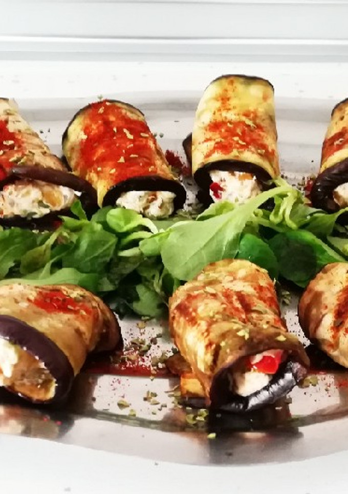 Una foto de Rulo de berenjena con queso crema
