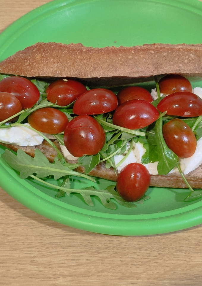 Una foto de Almuerzo de pan con harina de quinoa, tomates cherry 😋