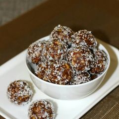 A picture of Dates and Nuts Ladoo.