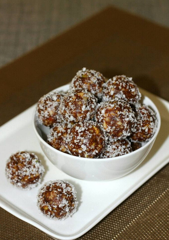 A picture of Dates and Nuts Ladoo.