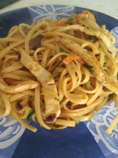 Una foto de Wok de 3 Tallarines con Pollo