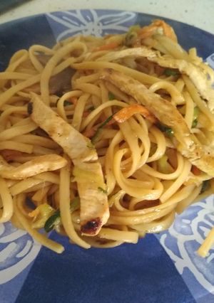 Una foto de Wok de 3 Tallarines con Pollo