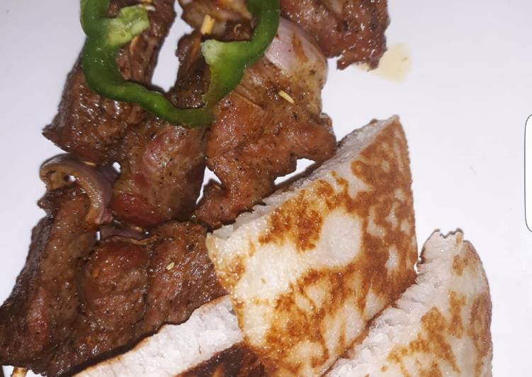 Rice pancakes with roasted beef on skewers