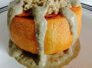 Una foto de calabaza rellena al horno veggie