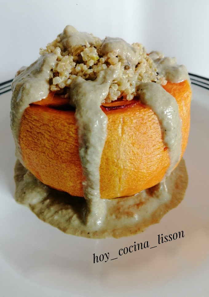 Una foto de Calabaza rellena de quinoa y champiñones