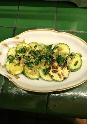 Una foto de Calabacitas al ajo