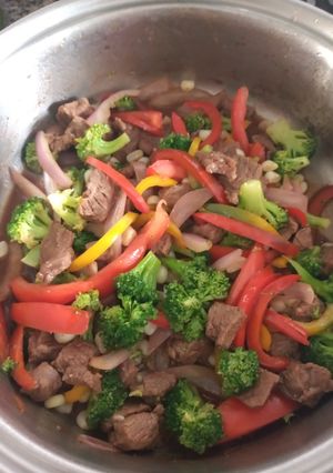 Una foto de Saltado de carne y verduras