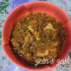 A picture of Paalak Phalli Gosht (French Beans and Spinach Non-Veg Curry).