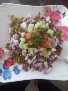 साबुत मूंग स्प्राउट सलाद (Sabut moong sprout salad recipe in Hindi) रेसिपी मुख्य फोटो