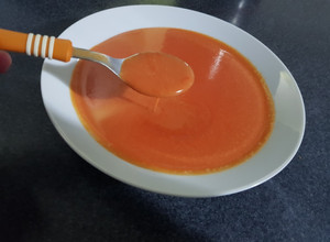 Una foto de Sopa crema de remolacha, en sopera punktal