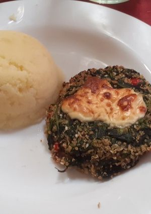 Una foto de Hamburguesas veggies de espinaca y quinoa con puré de papas 🍔