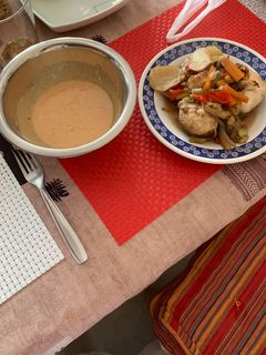 Una foto de Merluza al horno con salsa de yogurt y curry