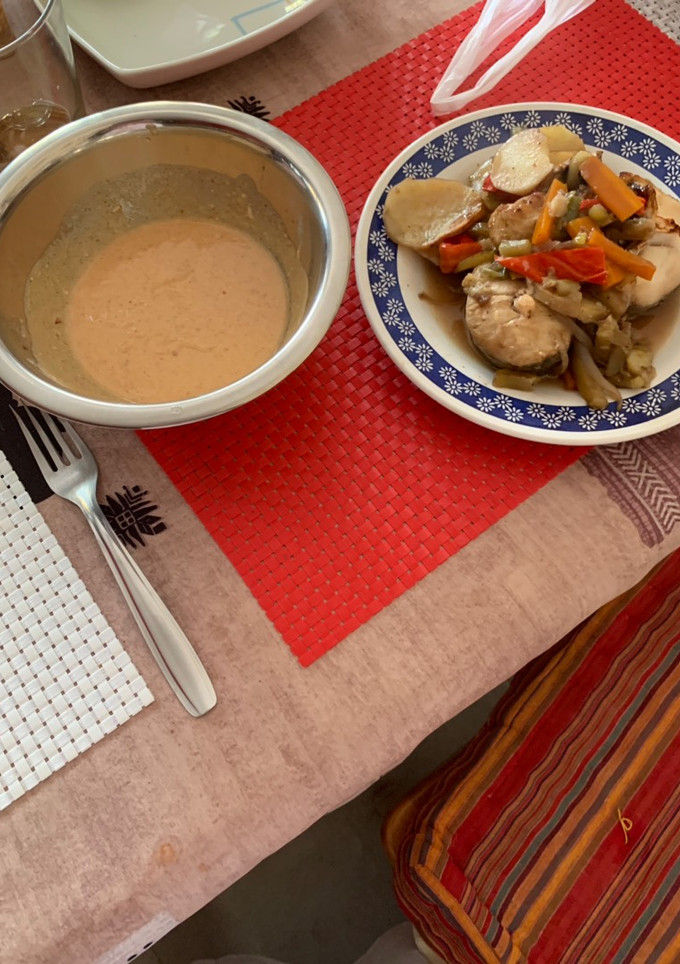 Una foto de Merluza al horno con salsa de yogurt y curry