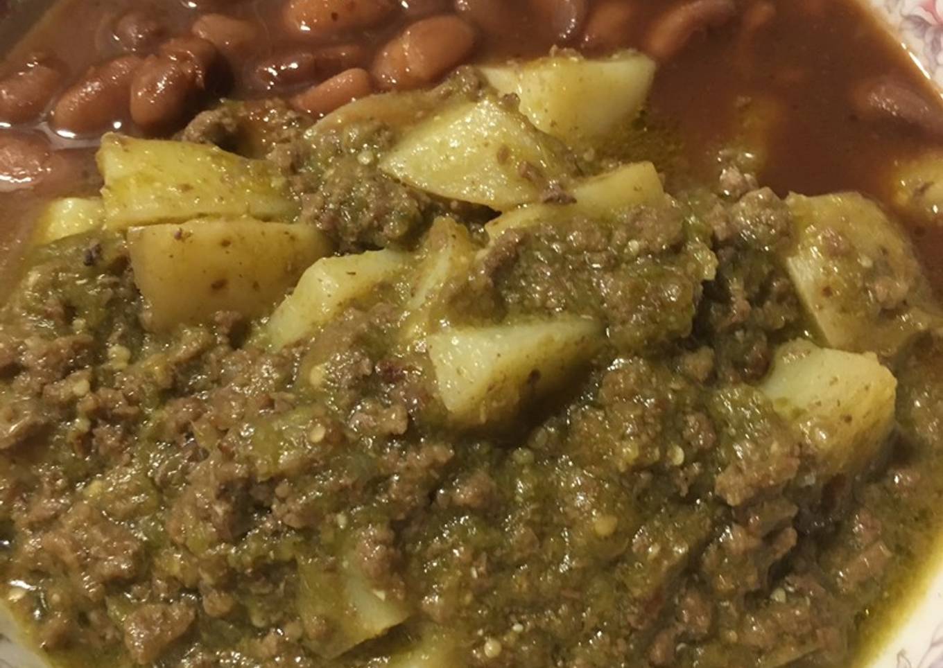 Carne molida con papas en salsa verde