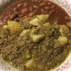 Una foto de Carne molida con papas en salsa verde